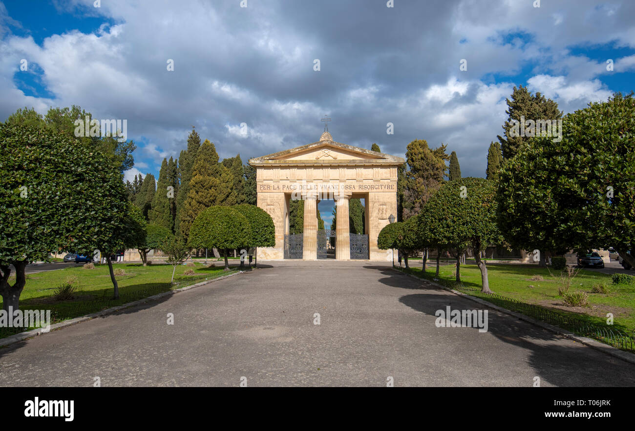 Alte römische Tor, Eingang zum Friedhof Park (Cimitero Storico) in Lecce, Apulien, Italien. Die Region Apulien Stockfoto