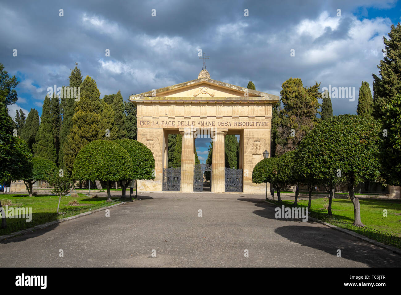 Alte römische Tor, Eingang zum Friedhof Park (Cimitero Storico) in Lecce, Apulien, Italien. Die Region Apulien Stockfoto