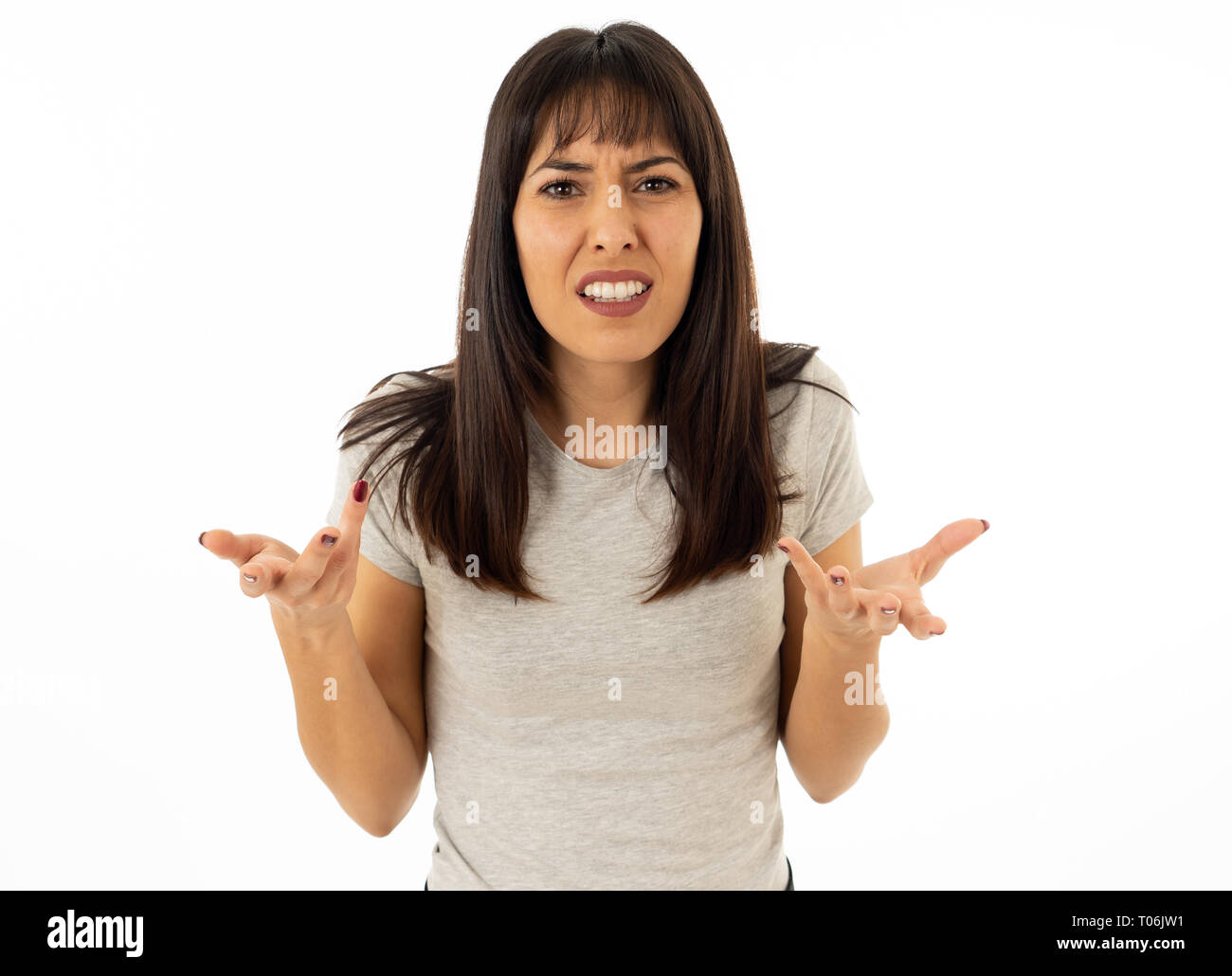 Nahaufnahme, Porträt der jungen attraktiven kaukasische Frau mit einem wütenden Gesicht. Suchen wahnsinnig und verrückt schreien und die wütenden Gesten. Am Pfingstmontag isoliert Stockfoto