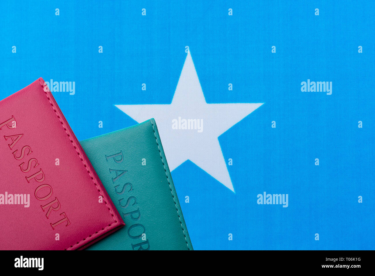 Auf dem Hintergrund der Flagge Somalias sind Pass. Reise und Tourismus Konzept. Stockfoto