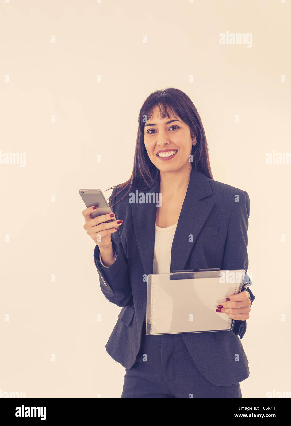 Portrait der junge Schöne erfolgreiche Geschäftsfrau und Senden von Nachrichten per E-Mail auf mobilen Smart Phone zuversichtlich bei der Arbeit. In people business Stockfoto