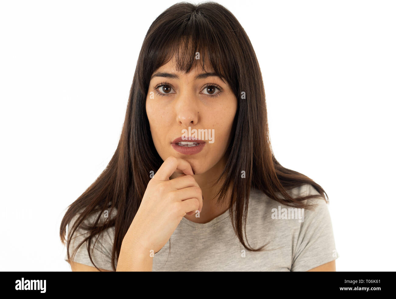 Nahaufnahme eines jungen traurige Frau, Ernst und besorgt, besorgt und nachdenklich. Gefühl Trauer und Depression. In weißem Hintergrund. In Stockfoto