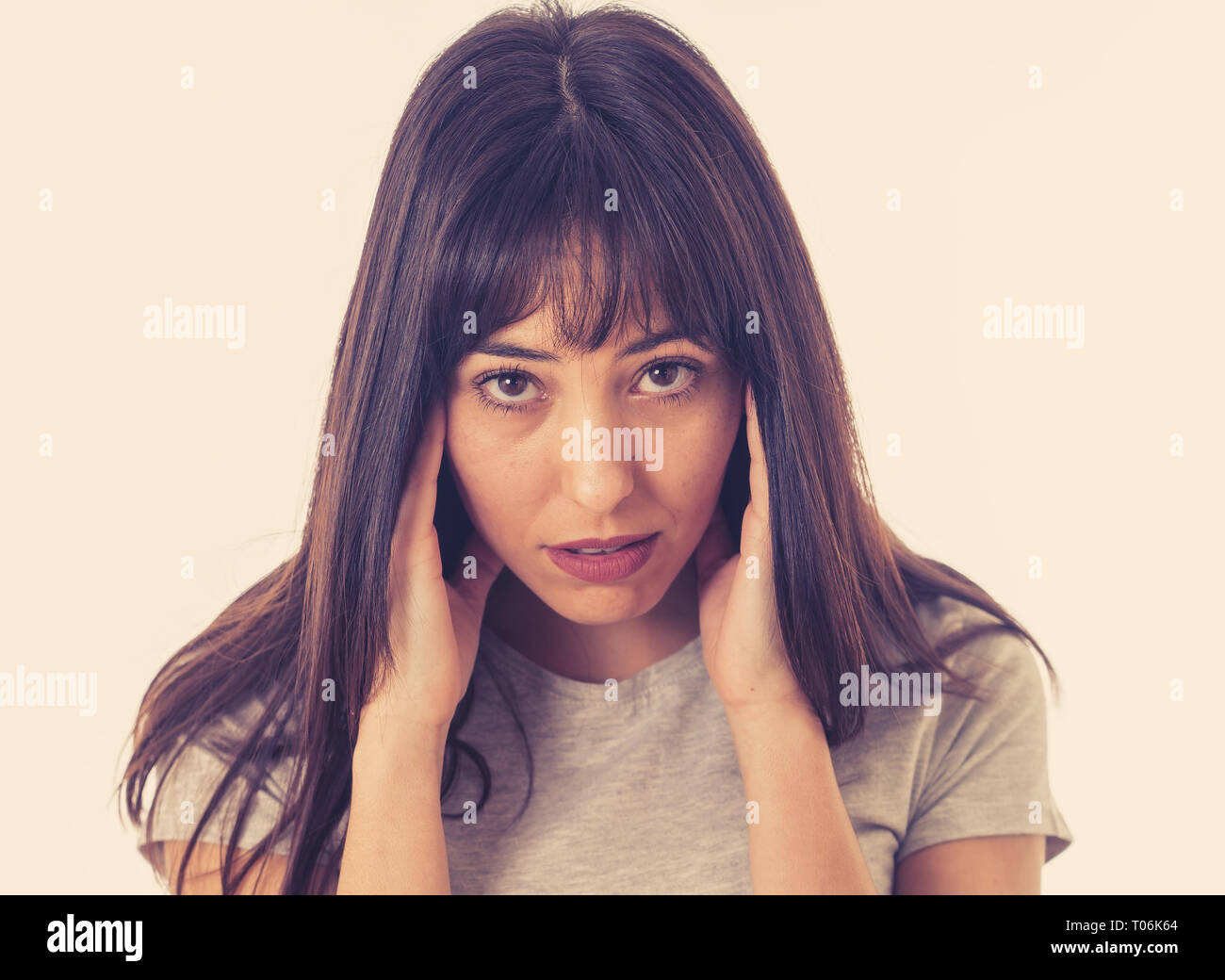 Nahaufnahme, Porträt einer jungen Frau traurig, ernst und besorgt, besorgt und durchdachte leiden unter Migräne. Auf weissem Hintergrund. Stockfoto