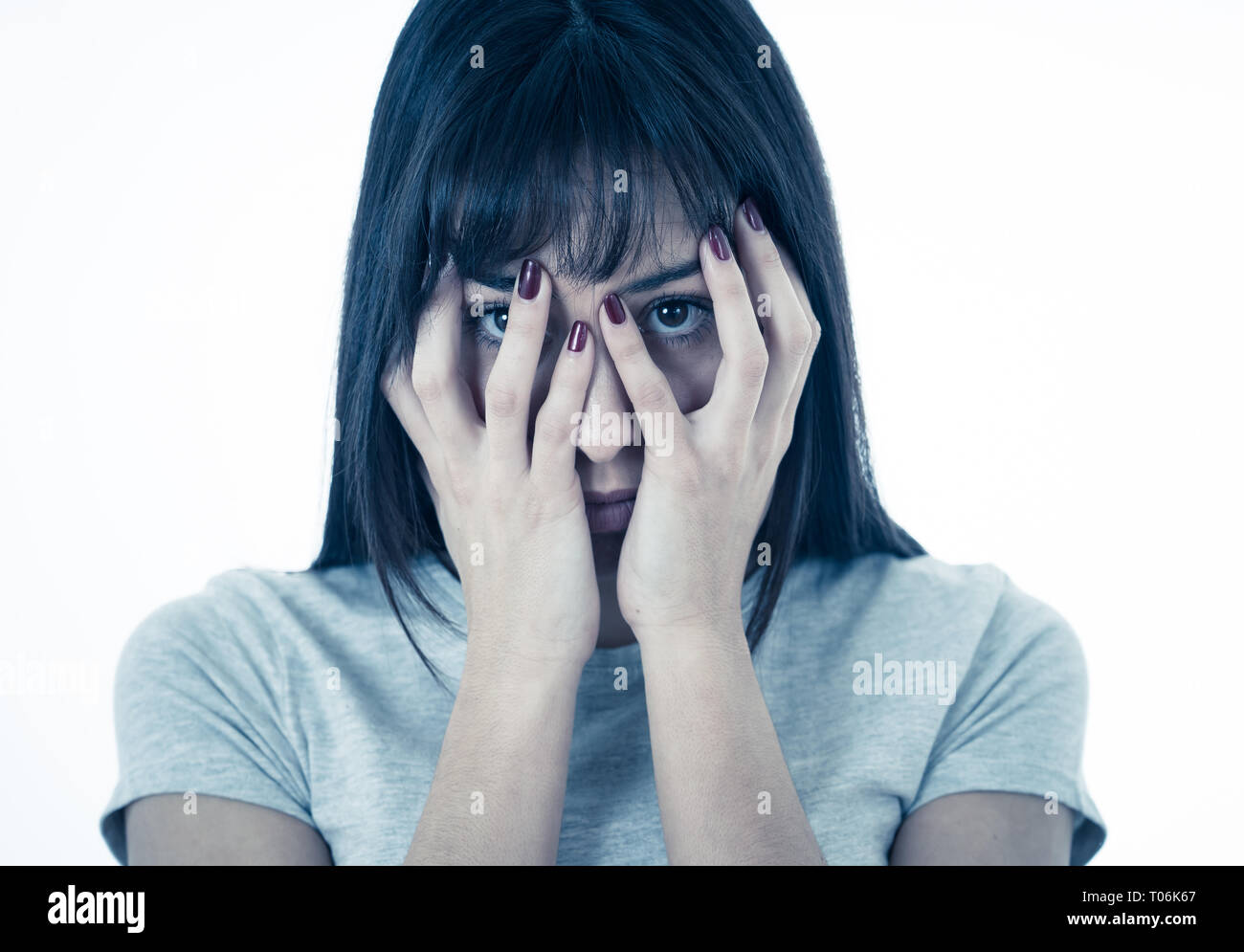 Nahaufnahme eines jungen traurige Frau, Ernst und besorgt, besorgt und nachdenklich. Gefühl Trauer und Depression. In weißem Hintergrund. In Stockfoto