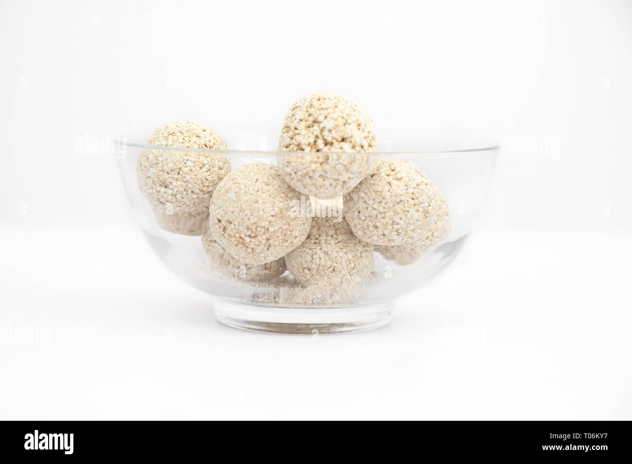 Cholai ke ladoo in die Glasschale. Auf den weißen Hintergrund isoliert. Stockfoto
