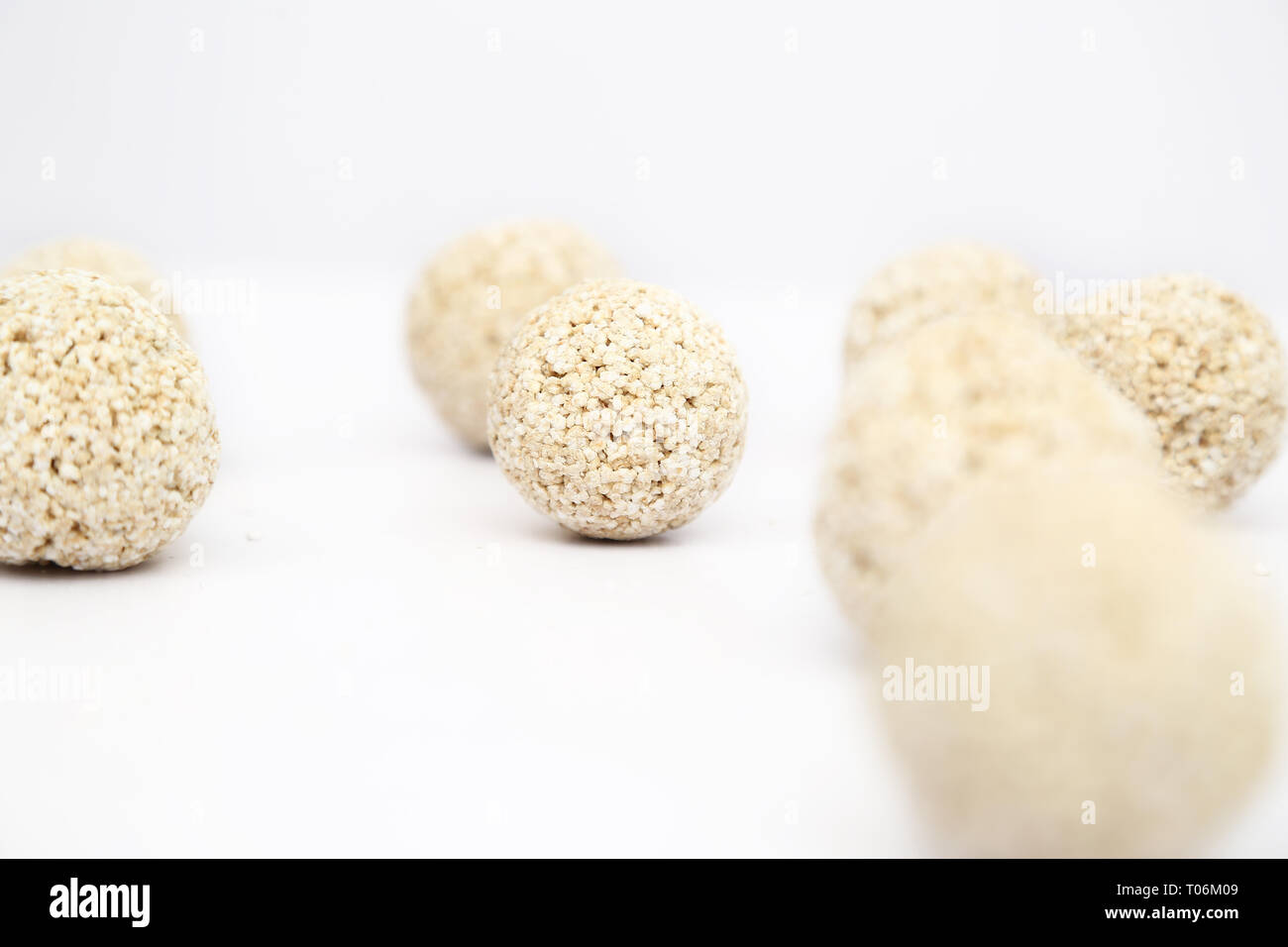 Cholai ke ladoo im Holi Festival. Auf den weißen Hintergrund isoliert. Stockfoto