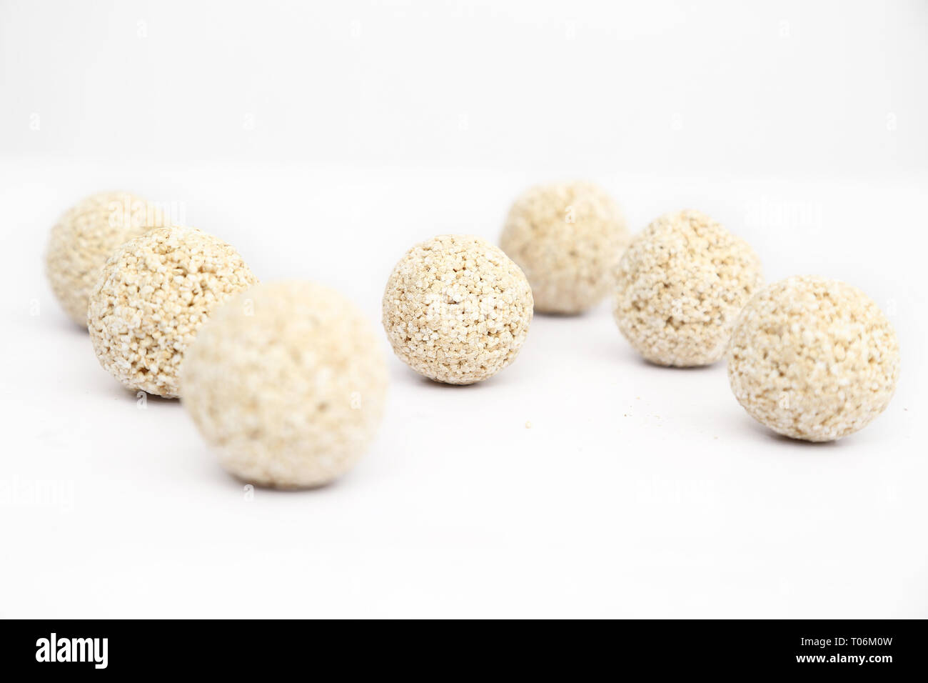Amaranth cholai ke ladoo. Auf den weißen Hintergrund isoliert. Stockfoto