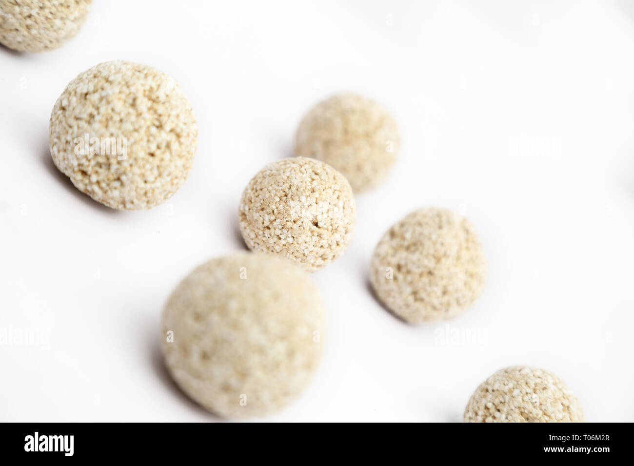 Rajgira laddu oder cholai ke laddu. Auf den weißen Hintergrund isoliert. Stockfoto