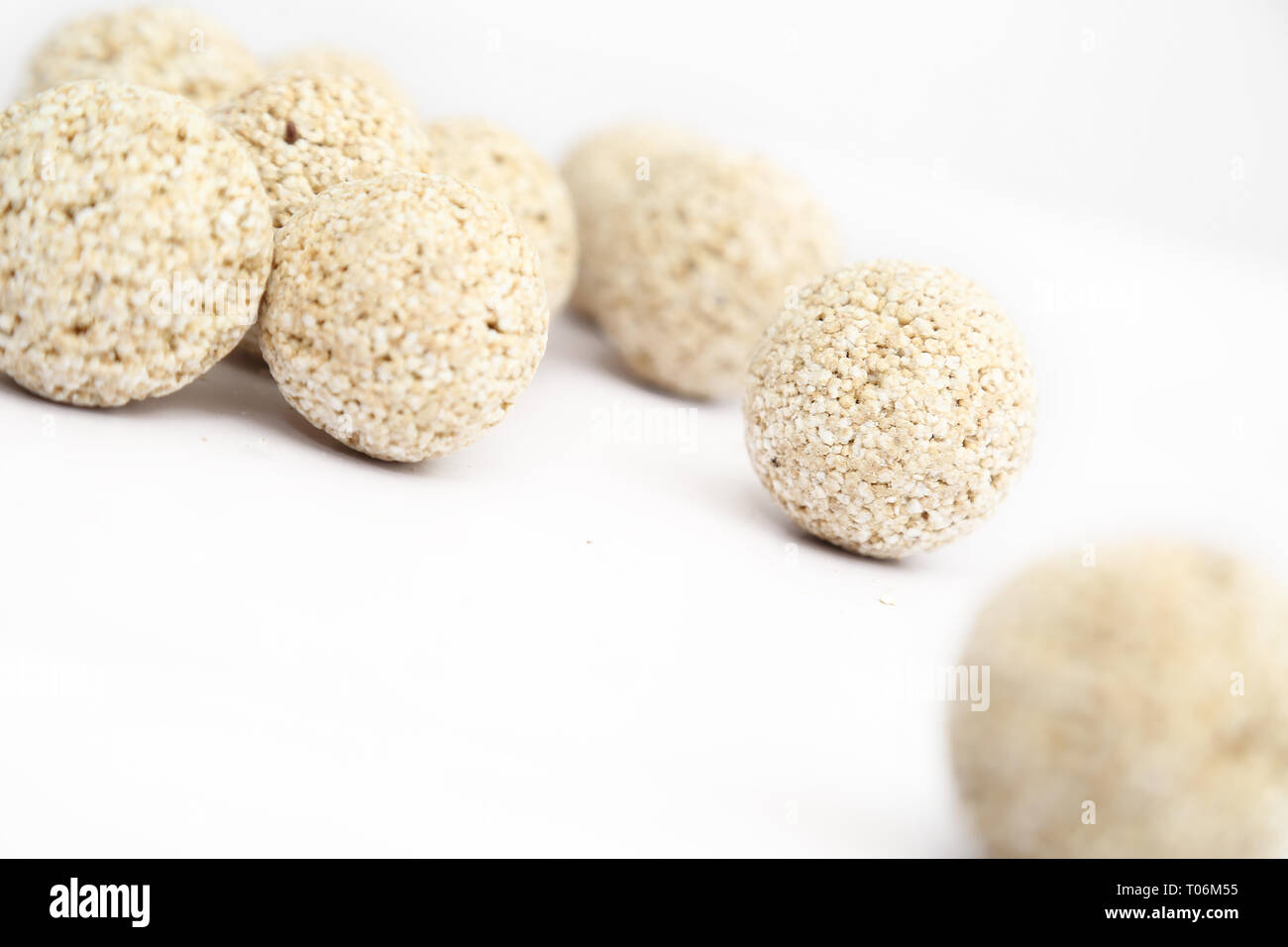 Bild von cholai ke ladoo. Auf den weißen Hintergrund isoliert. Stockfoto