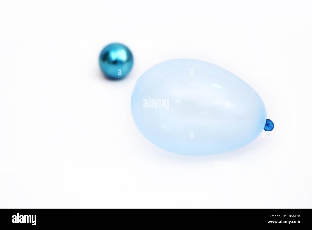 Foto von blauen Luftballons. Auf den weißen Hintergrund isoliert. Stockfoto