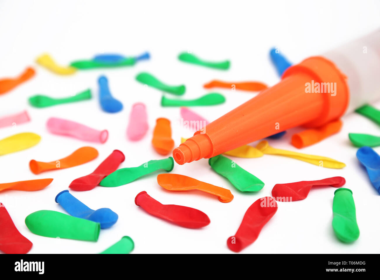 Bunte Wasser Ballons und pichkari Für holi Spaß. Auf den weißen Hintergrund isoliert. Stockfoto