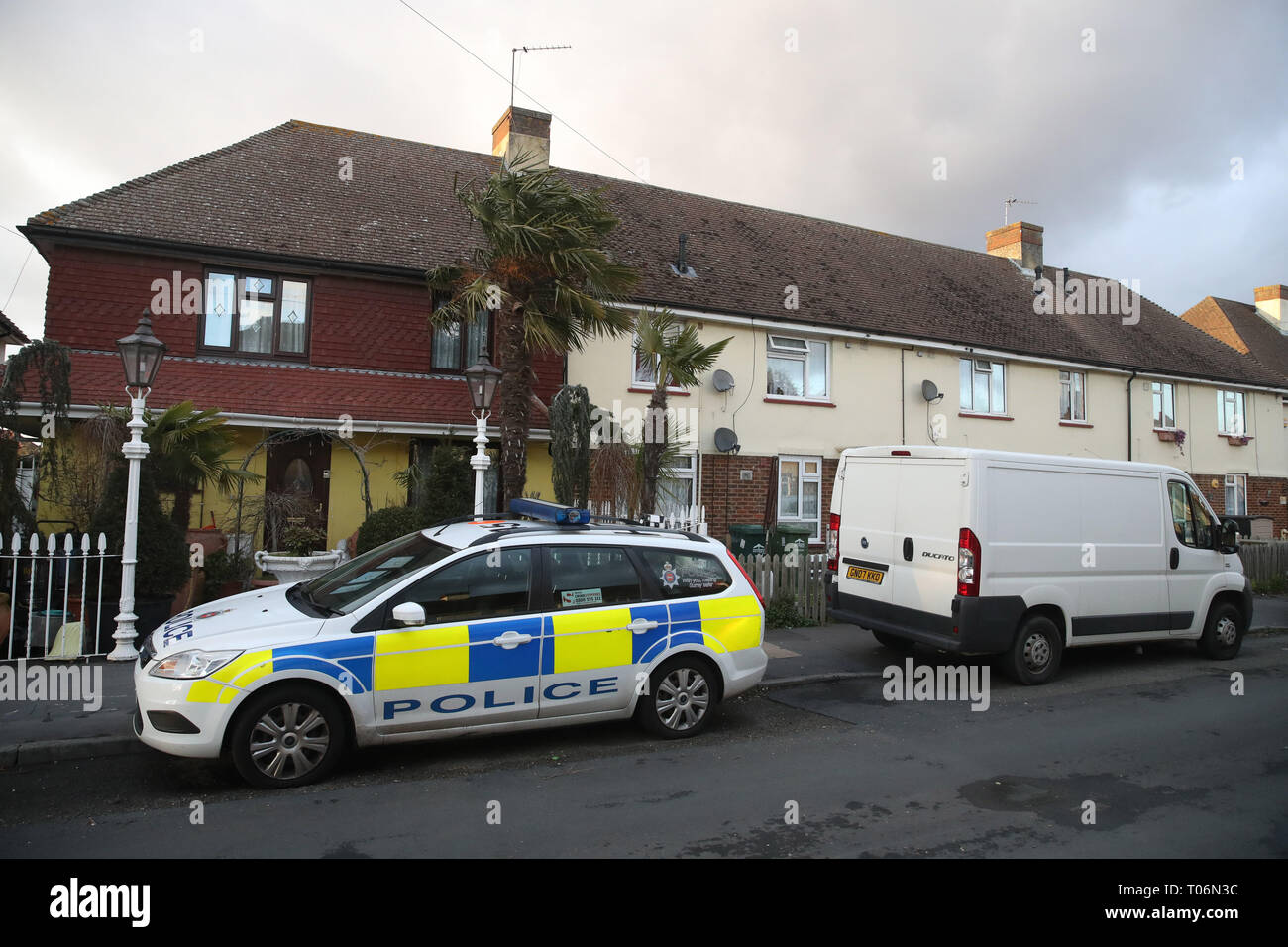 Polizei in Viola Avenue in Stanwell, Surrey, wo Sie sind ein Stechen, in dem ein Mann bluffed mit einem Baseballschläger und Messer während Hurling rassistischen Mißbrauch. Stockfoto