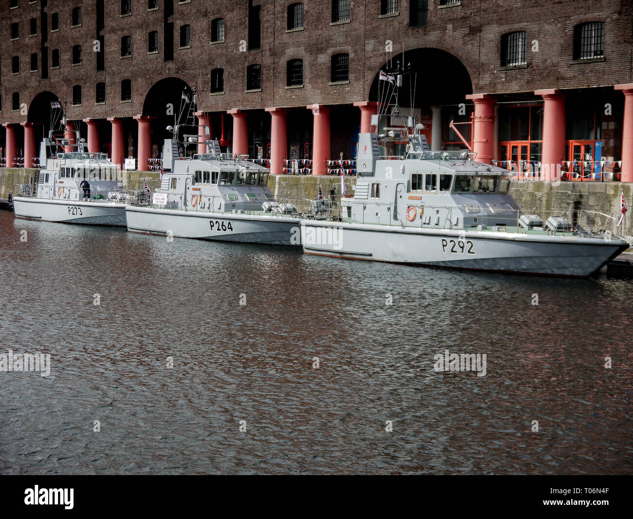 Royal Navy HMS Verfolger P273, P264, Archer HMS HMS Ladegerät P292, P2000/Archer klasse Patrouillenboote. Liverpool, Großbritannien Stockfoto