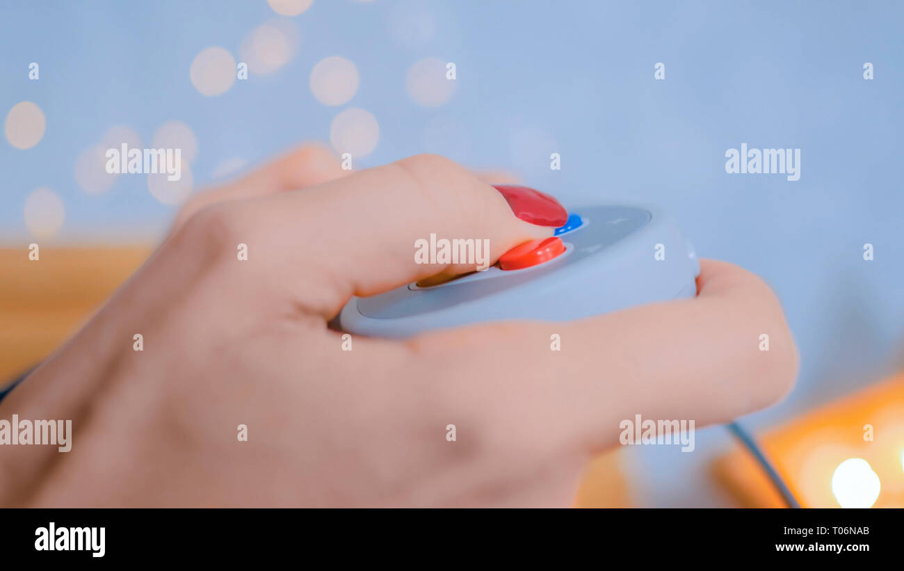 Frau mit Gamepad und Videospiele spielen zu Hause Stockfoto