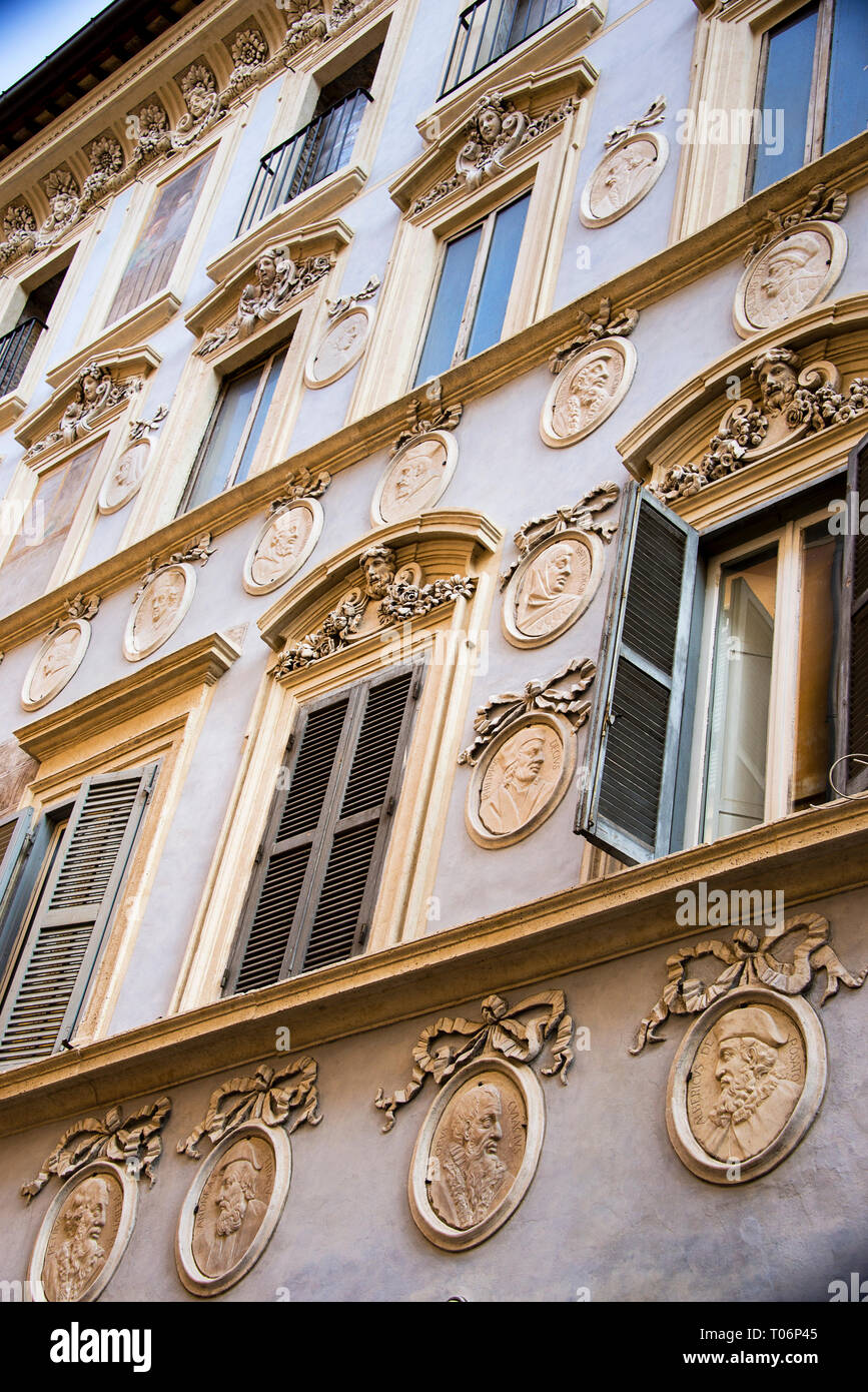 Trastevere Cameo-Hängefassade in Rom, Italien. Stockfoto
