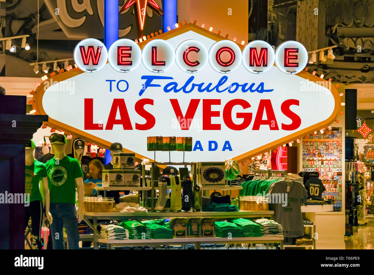 LAS VEGAS, NV, USA - Februar 2019: Neon Schild "Willkommen im fabelhaften Las Vegas' am Eingang ein Souvenir shop in einem Einkaufszentrum in Las Vegas. Stockfoto