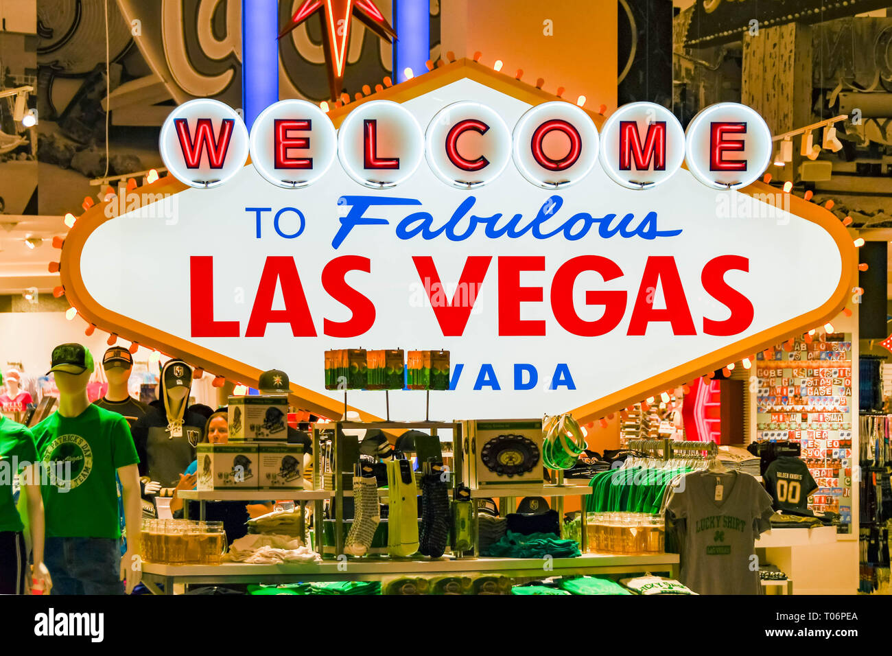 LAS VEGAS, NV, USA - Februar 2019: Neon Schild "Willkommen im fabelhaften Las Vegas' am Eingang ein Souvenir shop in einem Einkaufszentrum in Las Vegas. Stockfoto