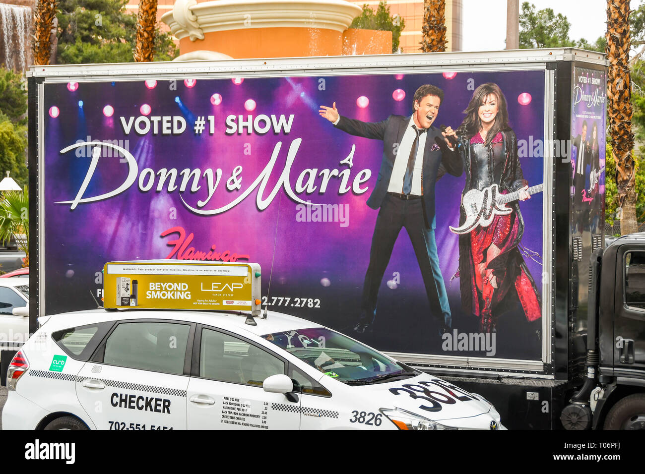 LAS VEGAS, NV, USA - Februar 2019: Große Werbung für die Donny & Marie Osmond zeigen auf der Rückseite eines Lkw fahren auf den Las Vegas Strip. Stockfoto