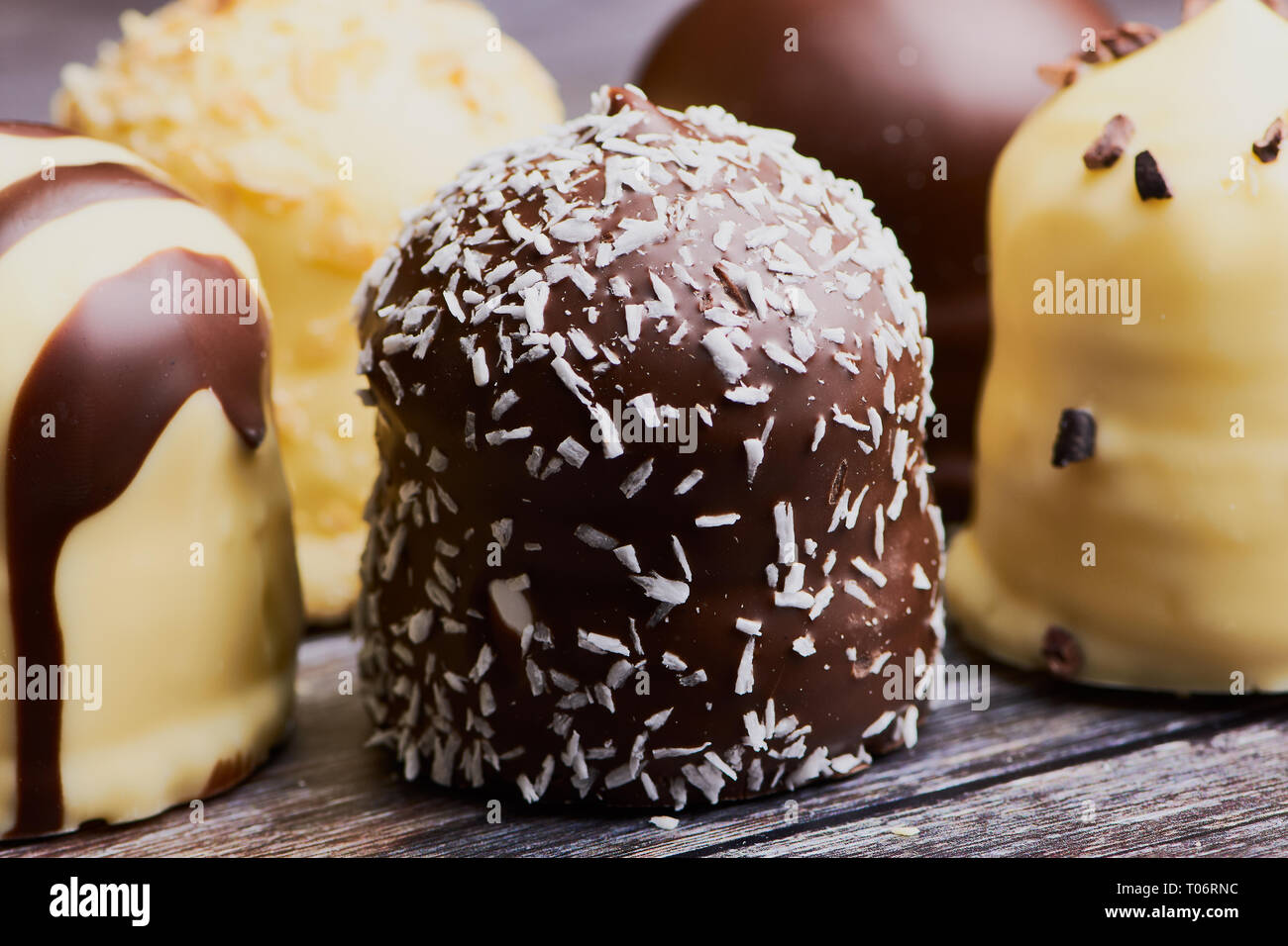 Gruppe von weißer und dunkler Schokolade Marshmallows, Makro Farbe Bild Stockfoto