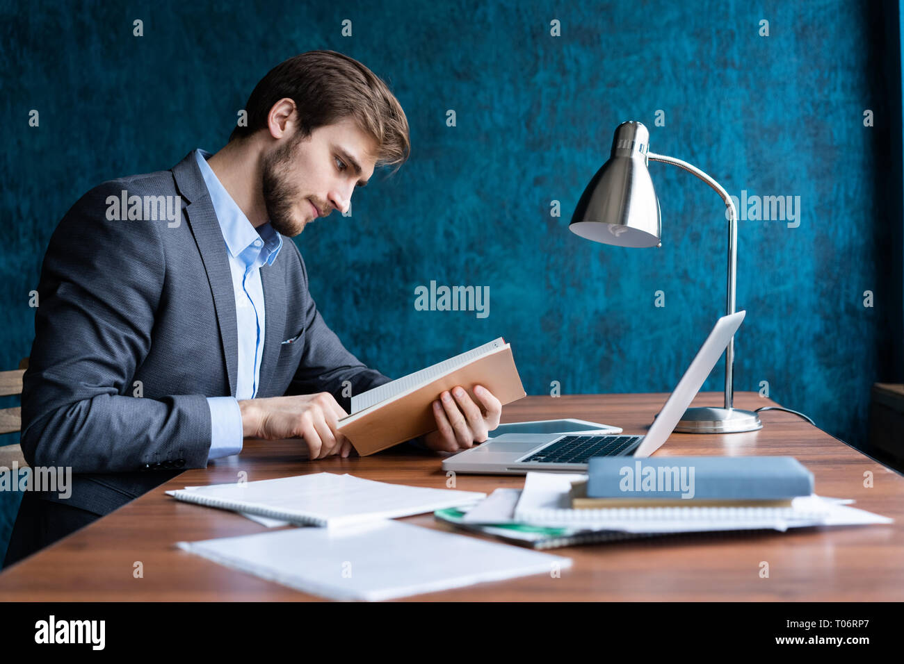 Business Mann im Büro arbeiten mit Laptop und Unterlagen auf seinem Schreibtisch, Berater Rechtsanwalt Konzept. Stockfoto