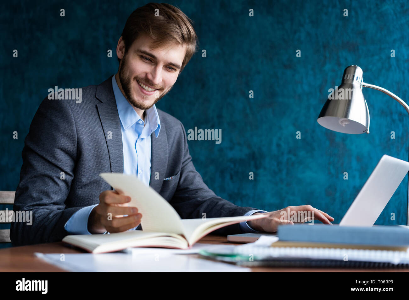 Business Mann im Büro arbeiten mit Laptop und Unterlagen auf seinem Schreibtisch, Berater Rechtsanwalt Konzept. Stockfoto