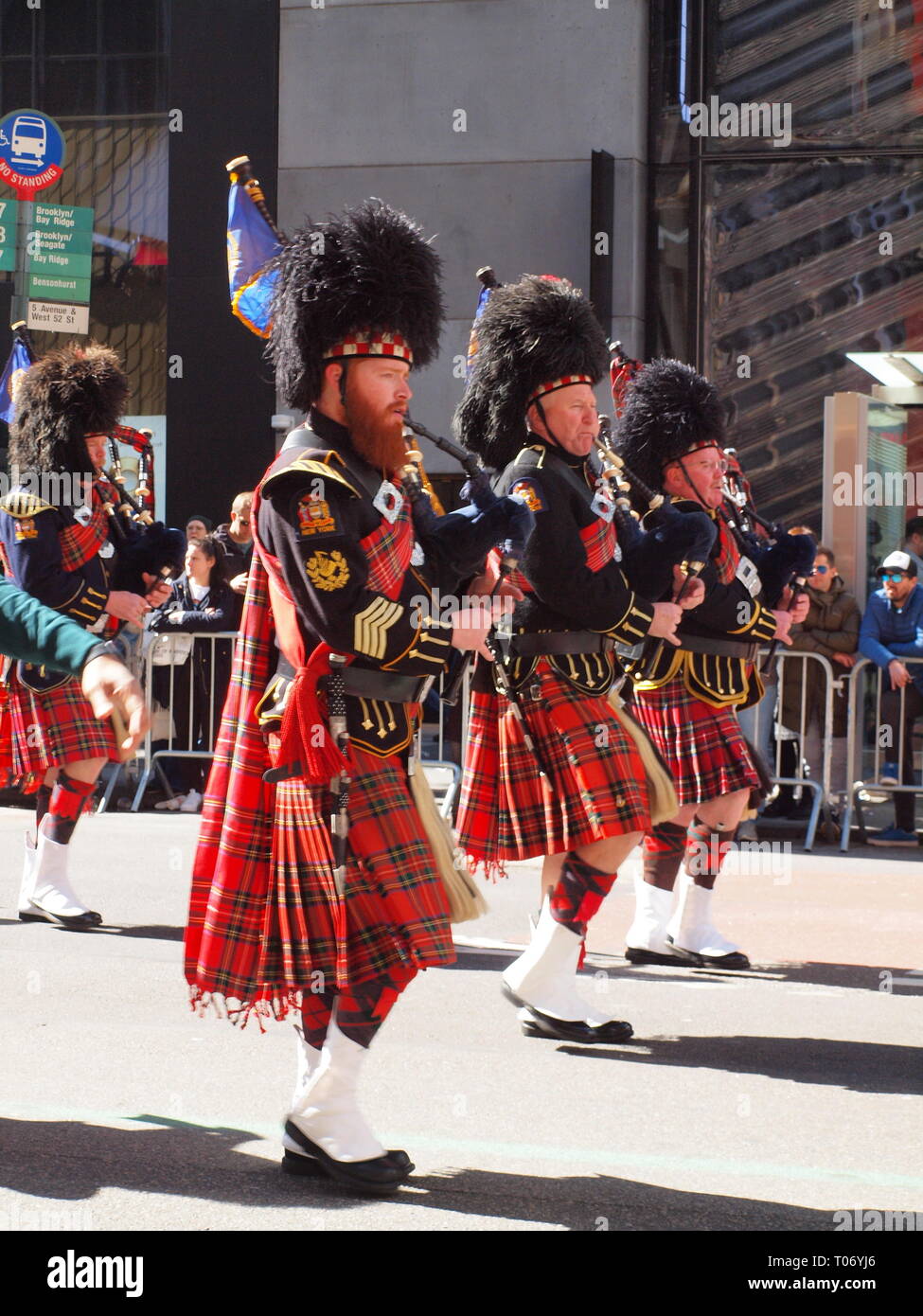 Dudelsackpfeifer am 2019 NYC St. Patricks Day Parade auf der 5th Avenue in New York City. Demonstranten, die viele Organisationen und irischen Grafschaften. Stockfoto