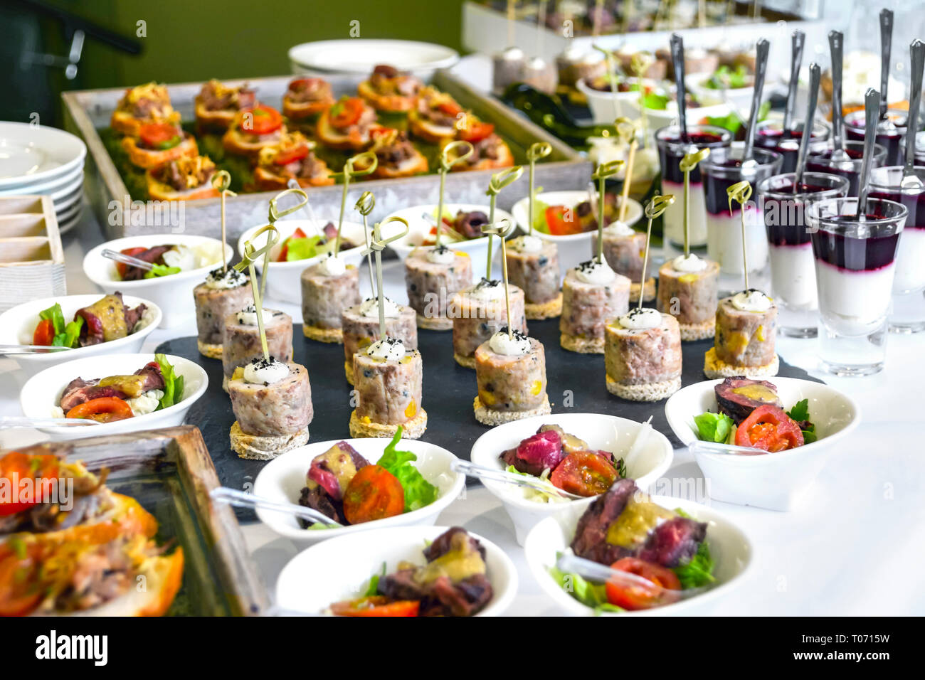 Catering Service Konzept: Verschiedene Snacks an ein Business Event, Hotel, Geburtstag oder Hochzeit Feier serviert. Stockfoto