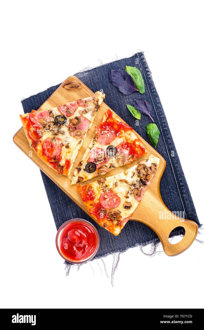 Scheiben pizza auf Holzbrett auf Jeans. Studio Foto Stockfoto