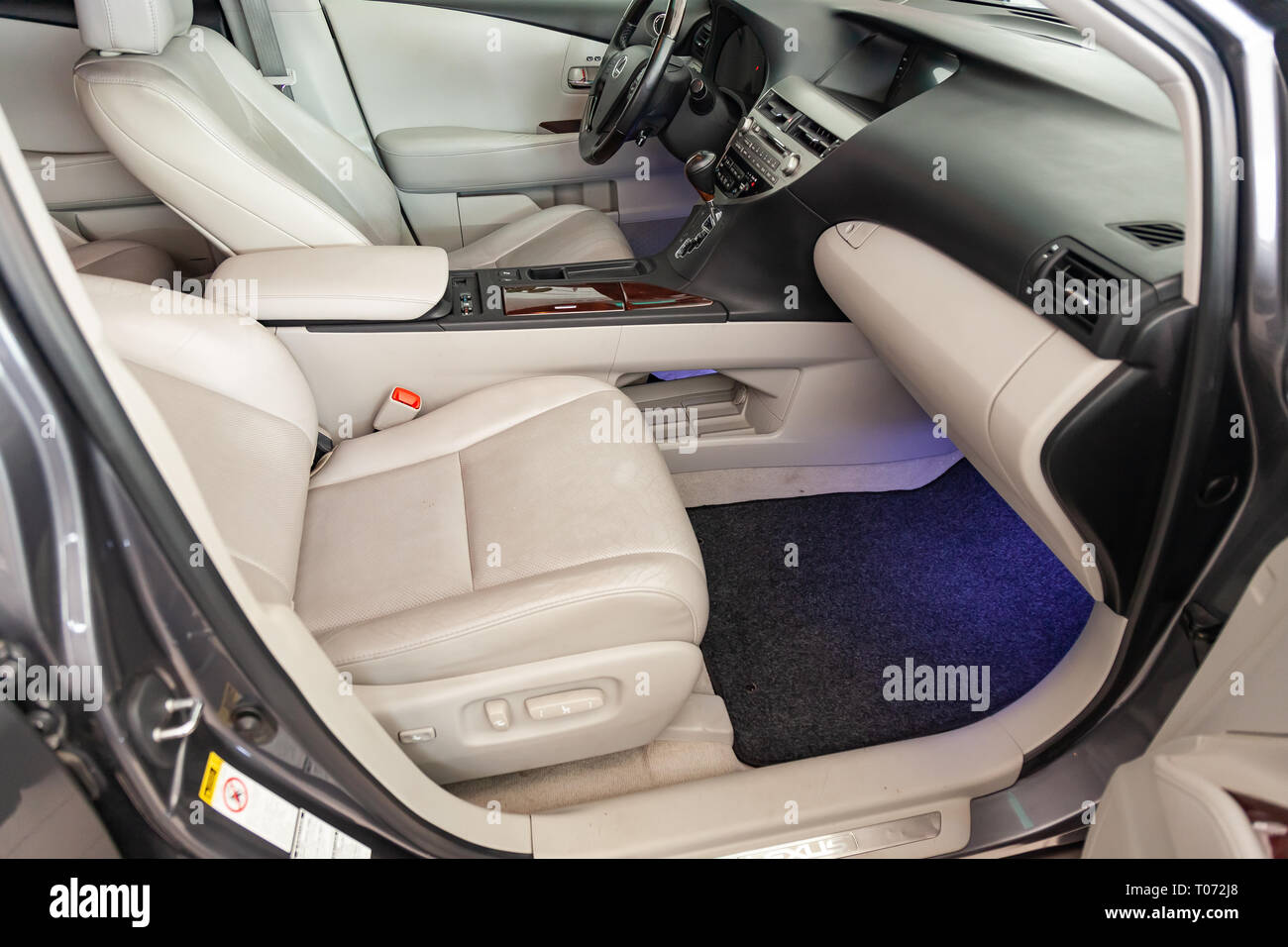 Nowosibirsk, Russland - 12.06.2018: Innere im Auto: Beifahrersitz, mit echtem Leder schwarz, modernes Design mit w überwältigt Stockfoto