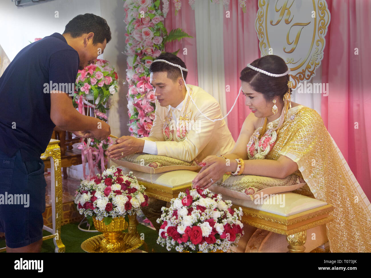 Ein frisch angetrauten Paar an ihrer Hochzeit Zeremonie, Thailand, Stockfoto