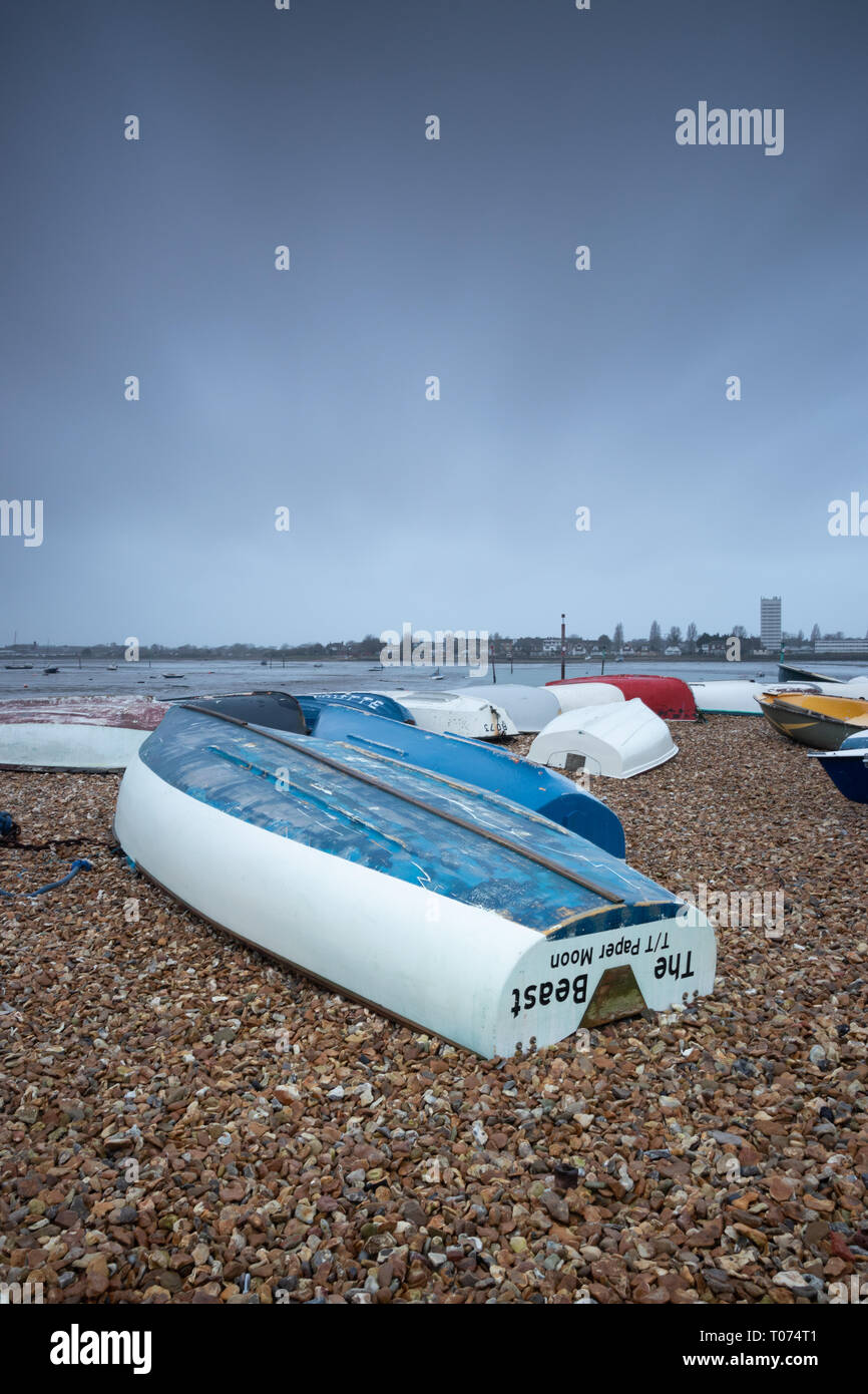 Umgedrehten Holzboot auf einem Kieselstrand Stockfoto