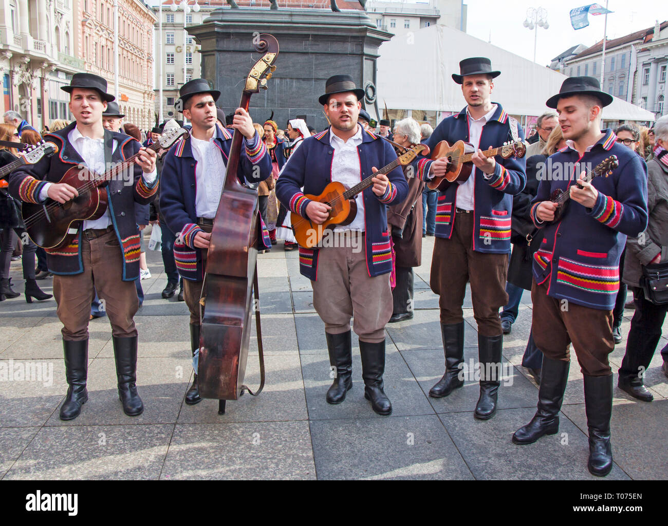 ZAGREB, KROATIEN - 15. FEBRUAR 2019: Kroatische Musiker in traditionellen Slavonischen Kostüme, spielen auf Platz Ban Jelacic in Zagreb, Kroatien. Stockfoto