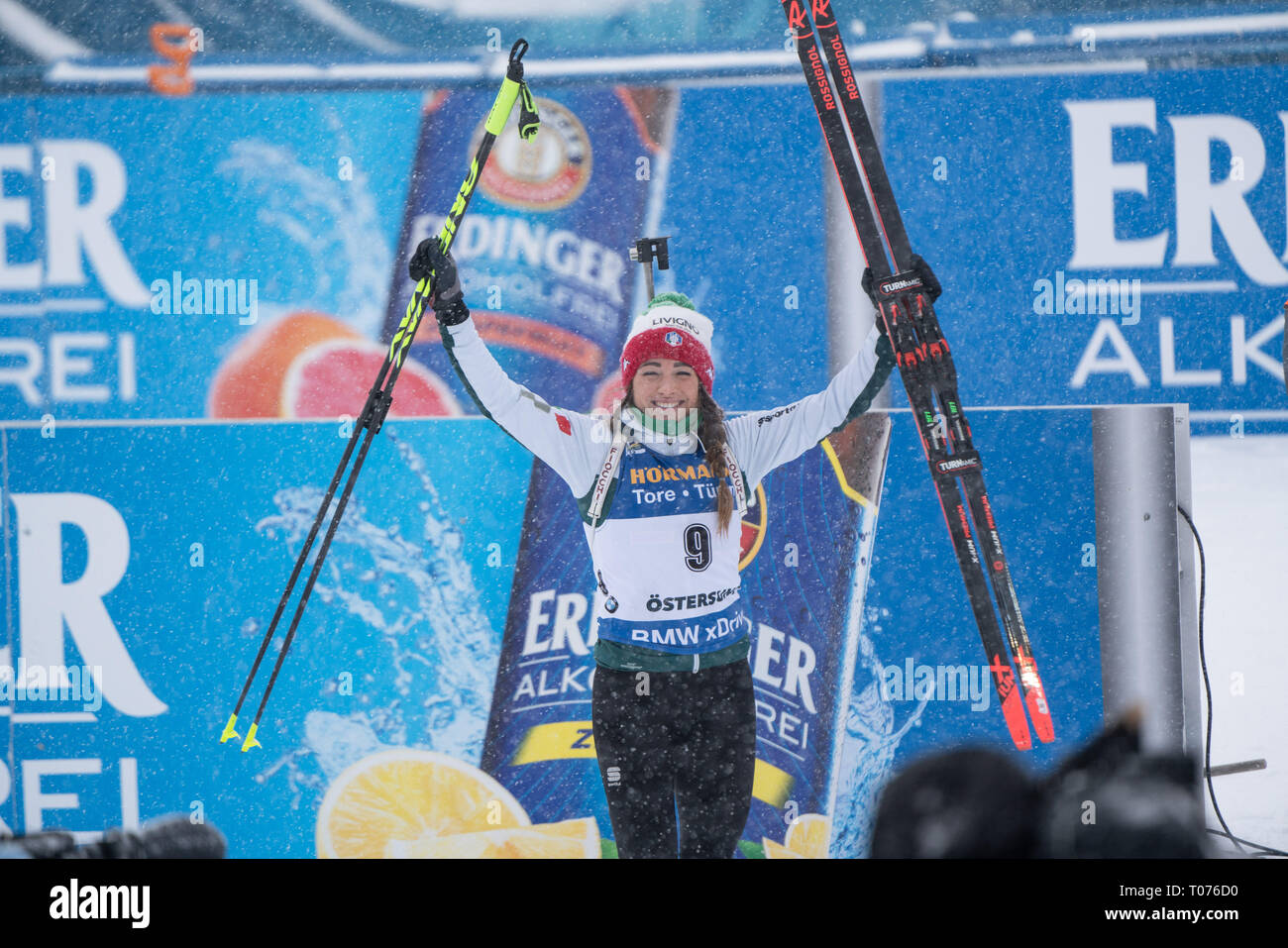 Ski Stadium, Östersund, Schweden, 17. März 2019. Es war für Männer und Frauen Massenstart am letzten Tag des IBU Biathlon Weltmeisterschaften und 20.000 Fans füllten das Stadion in Östersund. Athleten und Zuschauer hatten mit starken Winden und schweren Schnee, den ganzen Tag zu beschäftigen. Im Bild: Eine Goldmedaille Dorothea Wierer von Italien bei der Siegerehrung. Bild: Rob Watkins/Alamy Nachrichten Stockfoto