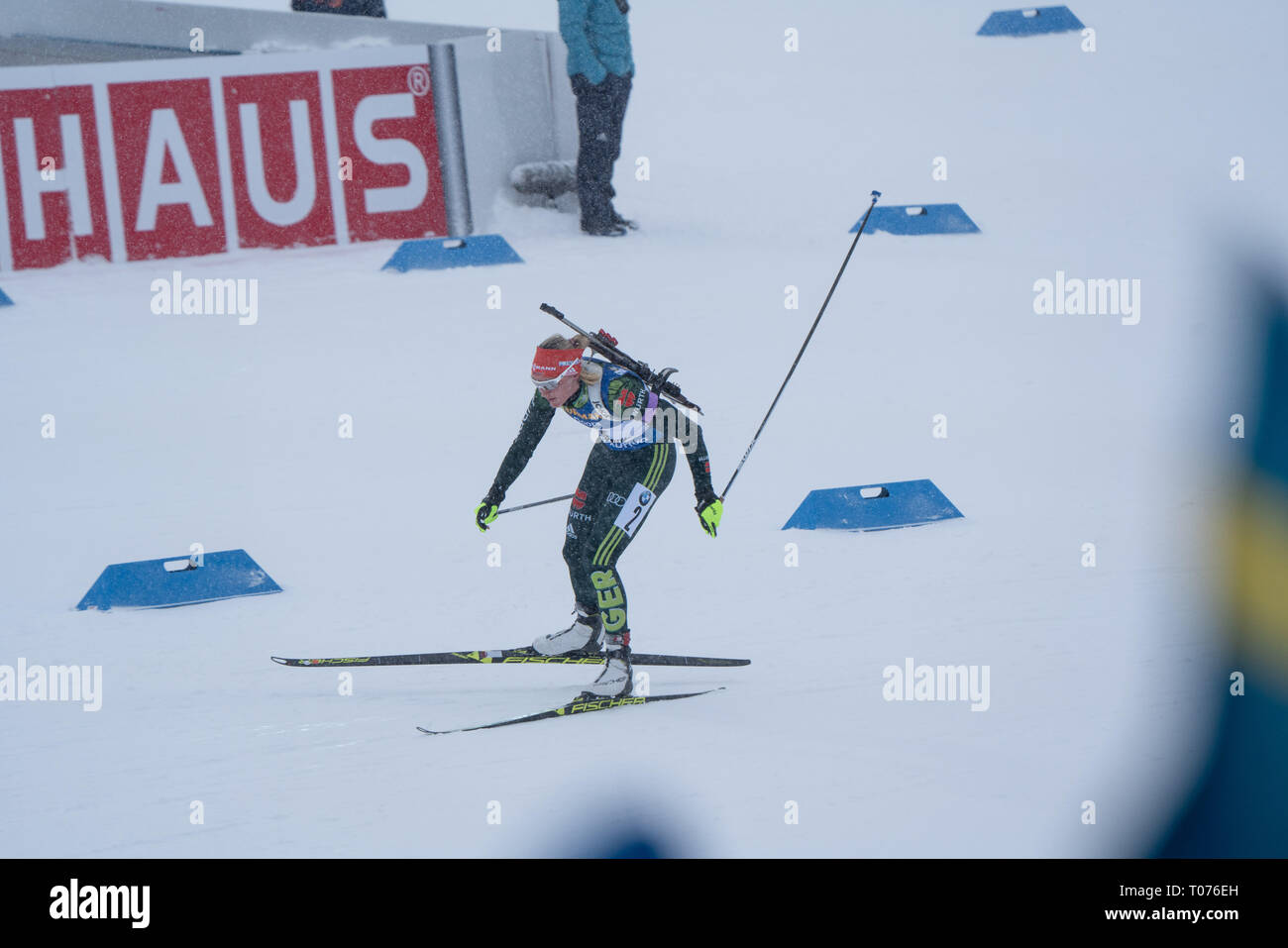 Ski Stadium, Östersund, Schweden, 17. März 2019. Es war für Männer und Frauen Massenstart am letzten Tag des IBU Biathlon Weltmeisterschaften und 20.000 Fans füllten das Stadion in Östersund. Athleten und Zuschauer hatten mit starken Winden und schweren Schnee, den ganzen Tag zu beschäftigen. Im Bild: Denise Herrmann führt in der zweiten Schießen. Bild: Rob Watkins/Alamy Nachrichten Stockfoto