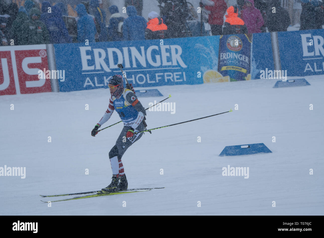 Ski Stadium, Östersund, Schweden, 17. März 2019. Es war für Männer und Frauen Massenstart am letzten Tag des IBU Biathlon Weltmeisterschaften und 20.000 Fans füllten das Stadion in Östersund. Athleten und Zuschauer hatten mit starken Winden und schweren Schnee, den ganzen Tag zu beschäftigen. Im Bild: Leif Nordgren der USA. Bild: Rob Watkins/Alamy Nachrichten Stockfoto