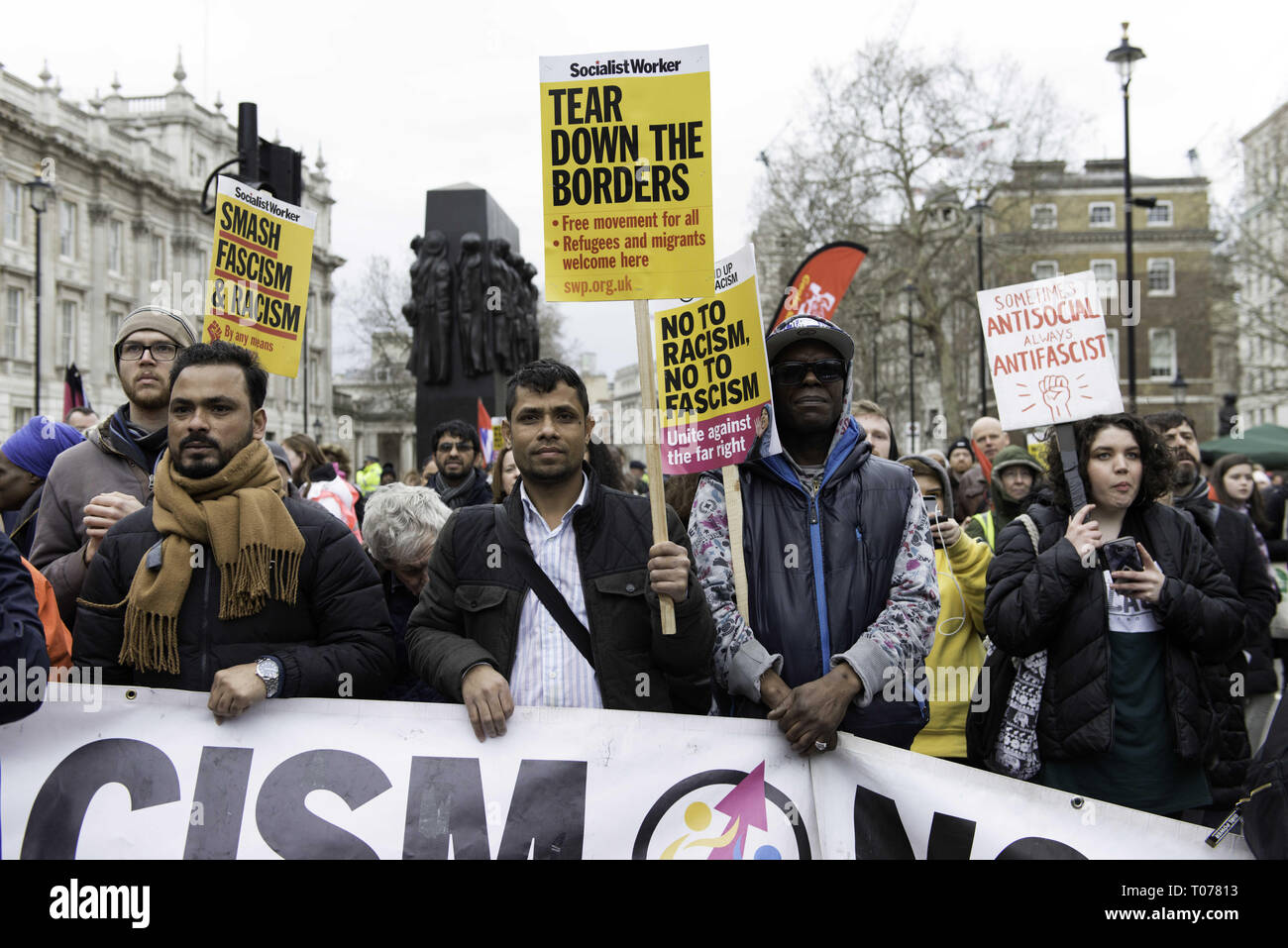 London, Greater London, UK. 16 Mär, 2019. Die Demonstranten werden gesehen, halten ein Banner und Plakate während der Demonstration. Antirassistinnen an der Park Lane gesammelt und durch die Londoner Innenstadt marschierten für eine Kundgebung in Whitehall der Welt gegen Rassismus globalen Tag der Aktion zu markieren. Reden von Diane Abbott MP, Emma Dent Coad MP, Manuel Cortes TSSA Generalsekretär, Dave Ward CWU-Generalsekretär waren u.a. an die Menge wenden. Quelle: Andres Pantoja/SOPA Images/ZUMA Draht/Alamy leben Nachrichten Stockfoto