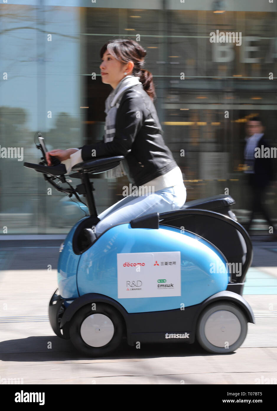 Tokio, Japan. 18 Mär, 2019. Ein Modell veranschaulicht die japanischen Roboter Firma Tmsuk persönliche Mobilität" Rodem" in Tokio am Montag, 18. März 2019. NTT Docomo, Mitsubishi Estate und Tmsuk begann ein Probelauf Rodem auf der Straße in Marunouchi für Touristen. Credit: Yoshio Tsunoda/LBA/Alamy leben Nachrichten Stockfoto