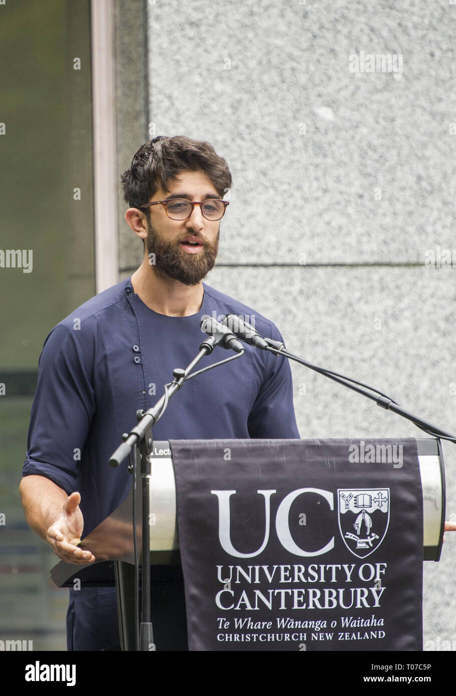 Christchurch, Canterbury, Neuseeland. 18 Mär, 2019. Bariz Shah von der Muslimischen Studentenvereinigung an der Universität von Canterbury Adressen Tausenden an eine ''Band'' vigil auf dem Campus. Die Wache kam drei Tage nach einem bewaffneten Banditen mindestens 50 Menschen in der Stadt zwei Moscheen und verletzt Dutzende mehr getötet. Credit: ZUMA Press, Inc./Alamy leben Nachrichten Stockfoto