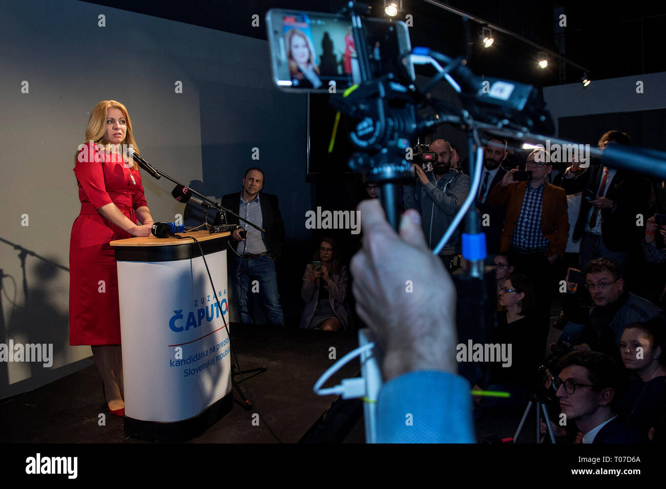 Slowakischen Präsidentschaftskandidaten Zuzana Caputova spricht während einer Pressekonferenz nach der ersten Runde der Präsidentschaftswahlen in Bratislava, Slowakei, am 16. März 2019. Rechtsanwalt Zuzana Caputova klar gewann die erste Runde der Präsidentschaftswahlen in der Slowakei und in die zweite Runde Advanced zusammen mit der Europäischen Kommission (EC) Vizepräsident Maros Sefcovic. (CTK Photo/Martin Mikula) Stockfoto