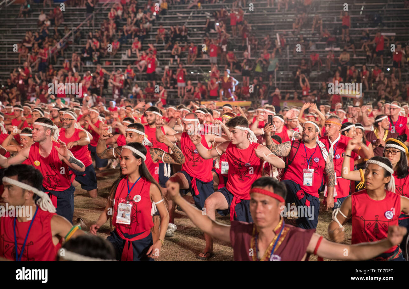 Ayutthaya, Thailand. 17 Mär, 2019. Muay Thai Praktiker durchführen Wai Kru Ram Muay, ein Ritual, das von den Teilnehmern durchgeführt werden, bevor das Kämpfen im Muay Thai Wettbewerbe, während der 15. Welt Wai Kru Muay Thai Zeremonie in Ayutthaya, Thailand, 17. März 2019 statt. Die Zeremonie, der jährlich an der Ayutthaya Historical Park gehalten, ermöglicht die Gelegenheit für Hunderte von Muay Thai Praktiker aus der ganzen Welt ihre Dankbarkeit an Ihren Meister in der Zeit auszudrücken - Tradition als die Wai Kru Zeremonie bekannt. Quelle: Xinhua/Alamy leben Nachrichten Stockfoto