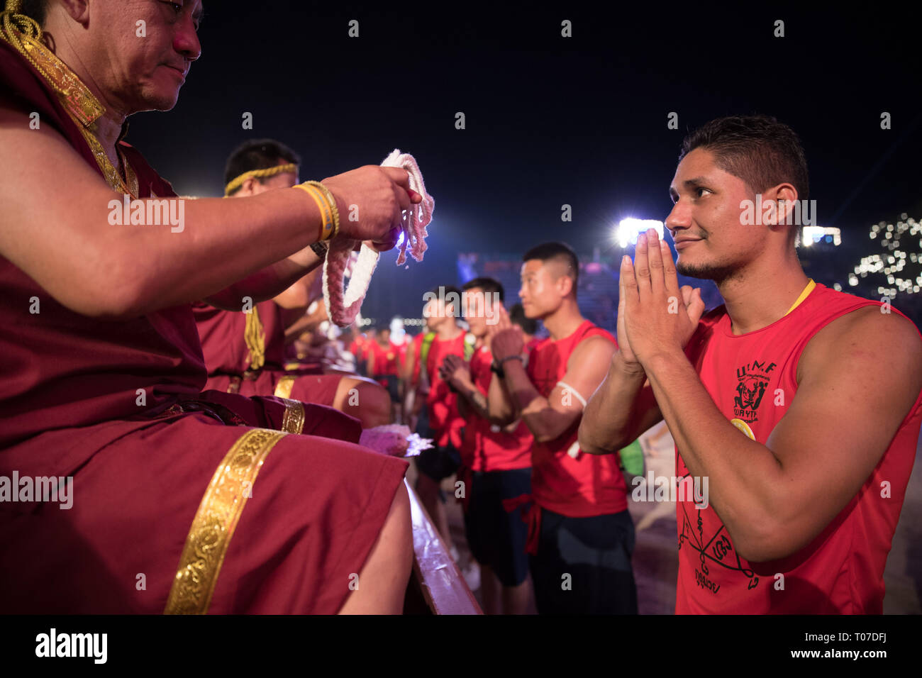 Ayutthaya, Thailand. 17 Mär, 2019. Muay Thai masters Mongkons für Praktiker im 15. Welt Wai Kru Muay Thai Zeremonie in Ayutthaya, Thailand, 17. März 2019 statt. Die Zeremonie, der jährlich an der Ayutthaya Historical Park gehalten, ermöglicht die Gelegenheit für Hunderte von Muay Thai Praktiker aus der ganzen Welt ihre Dankbarkeit an Ihren Meister in der Zeit auszudrücken - Tradition als die Wai Kru Zeremonie bekannt. Quelle: Xinhua/Alamy leben Nachrichten Stockfoto