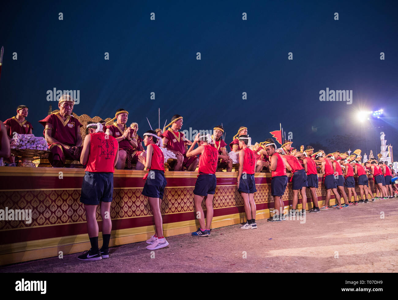 Ayutthaya, Thailand. 17 Mär, 2019. Muay Thai Praktizierende nehmen an der 15. Welt Wai Kru Muay Thai Zeremonie in Ayutthaya, Thailand, 17. März 2019 statt. Die Zeremonie, der jährlich an der Ayutthaya Historical Park gehalten, ermöglicht die Gelegenheit für Hunderte von Muay Thai Praktiker aus der ganzen Welt ihre Dankbarkeit an Ihren Meister in der Zeit auszudrücken - Tradition als die Wai Kru Zeremonie bekannt. Quelle: Xinhua/Alamy leben Nachrichten Stockfoto