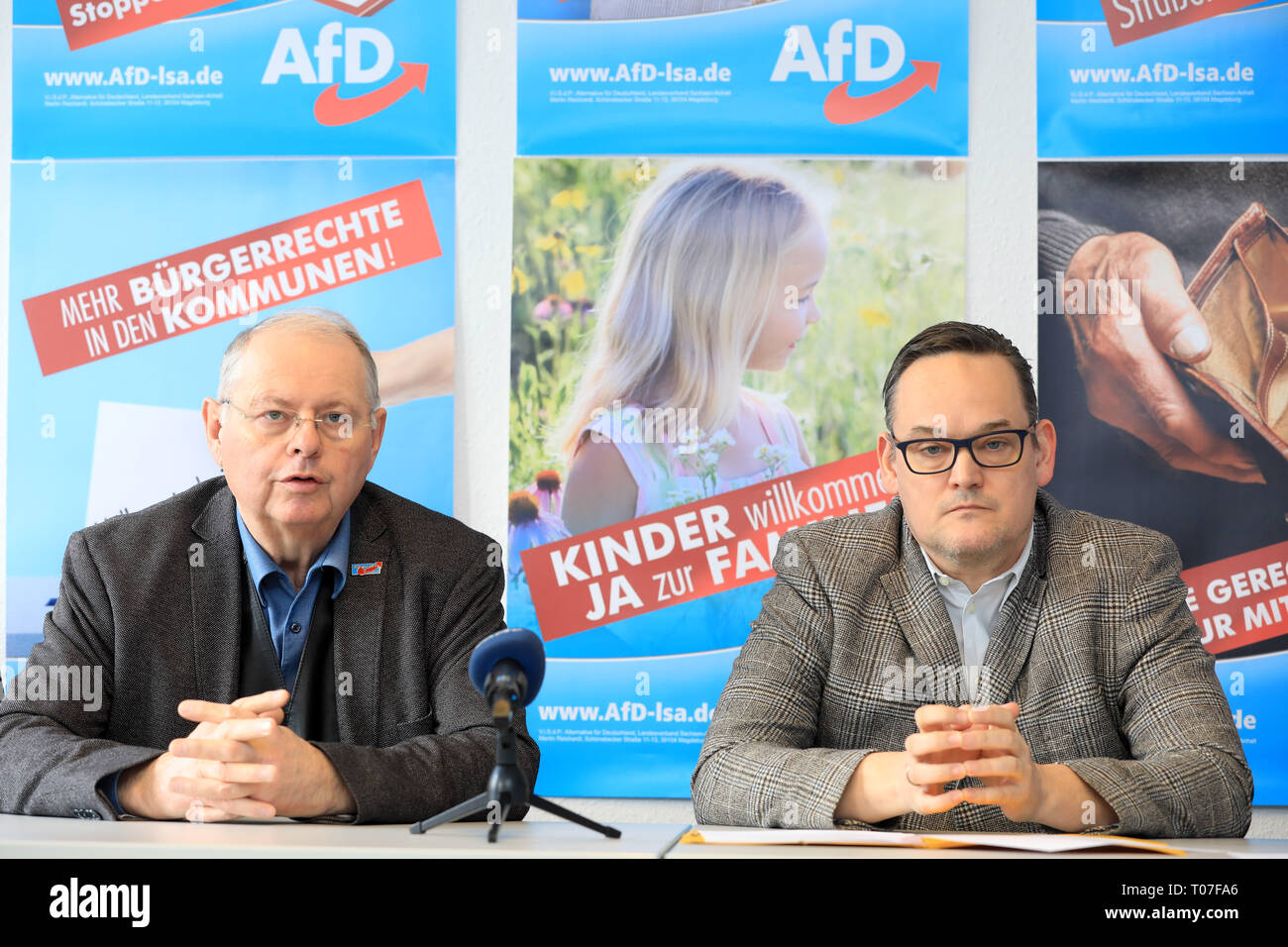 Magdeburg, Deutschland. 18 Mär, 2019. Robert Farle (AfD, l), finanzpolitischer Sprecher der Bundestagsfraktion, und Martin Reichardt, Vorsitzender der AfD in Sachsen-Anhalt, Sitzen vor wahlplakate während einer Pressekonferenz auf der lokalen Wahlen am 26. Mai 2019. Zum ersten Mal, die AfD will Kandidaten zu den Kommunalwahlen in allen Bezirken des Landes Sachsen-Anhalt zu senden. Credit: Peter Gercke/dpa-Zentralbild/dpa/Alamy leben Nachrichten Stockfoto