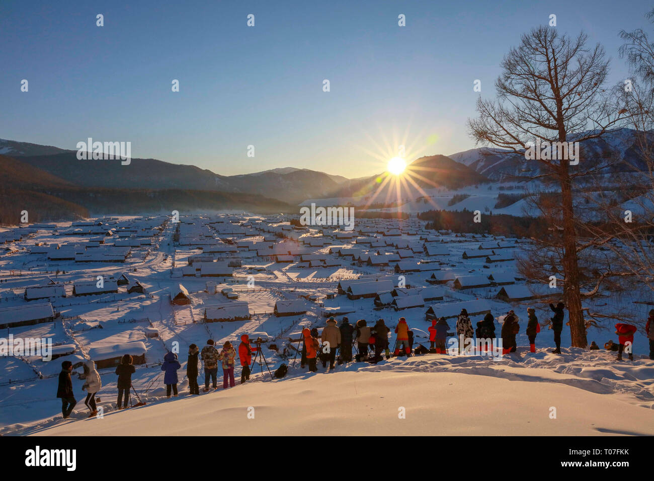 (190318) - Peking, 18. März 2019 (Xinhua) - Touristen machen Fotos von Sonnenuntergang an der Kanas Scenic Area in Kanas, Nordwesten Chinas Autonome Region Xinjiang Uygur, Feb 9, 2019. (Xinhua / Lei Dongxiang) Stockfoto