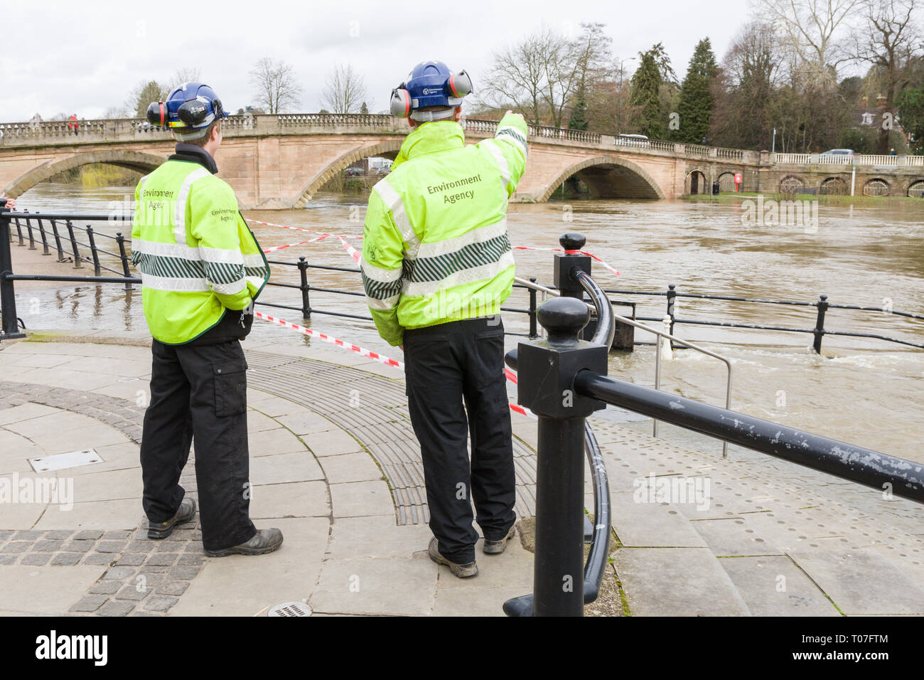 Bewdley, Shropshire, Großbritannien. 18 Mär, 2019. Ingenieure von der Umweltagentur prüfen Sie die einlassöffnungauffüllen Fluss Severn in Bad Salzungen. Der Fluss Severn hier steigt aufgrund der jüngsten starken Regen in Wales. Credit: Peter Lopeman/Alamy leben Nachrichten Stockfoto