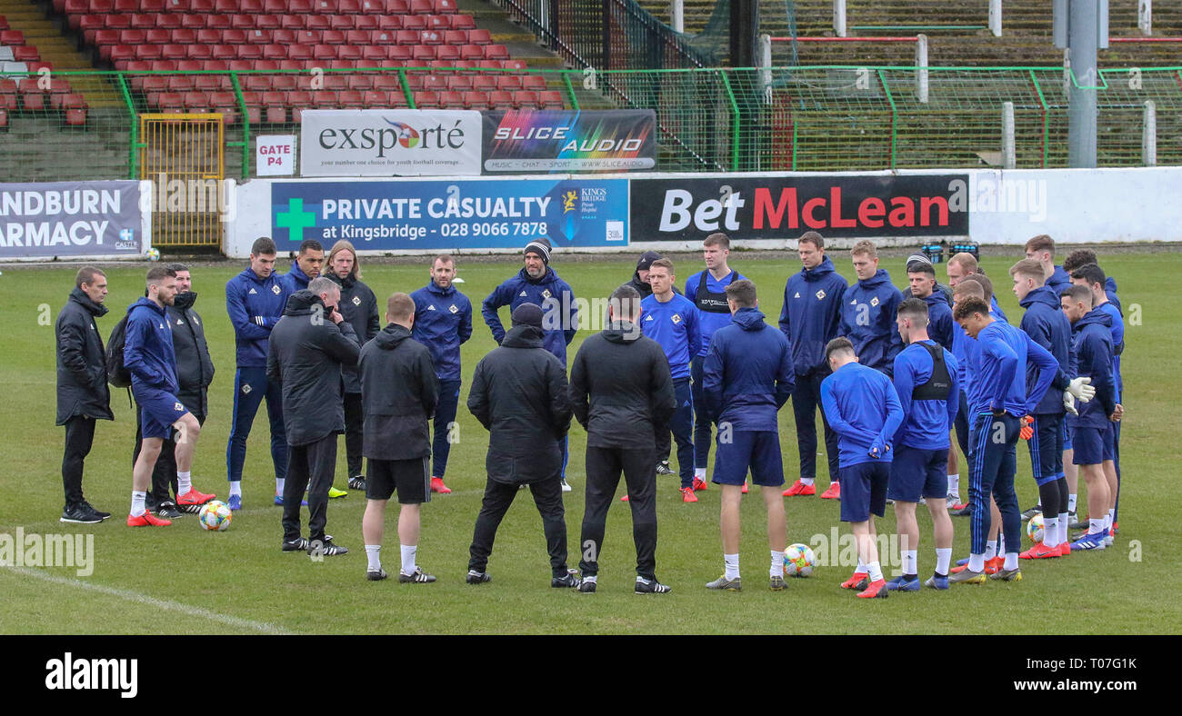 Die Ovale, Belfast, Nordirland, Großbritannien. 18. März 2019. Die Nordirland international Football Team in der Vorbereitung auf die UEFA EURO 2020 Qualifikationsspiele gegen Estland (in Belfast am Donnerstag, 21. März) und Weißrussland (Belfast, Sonntag, den 24. März). Quelle: David Hunter/Alamy Leben Nachrichten. Stockfoto