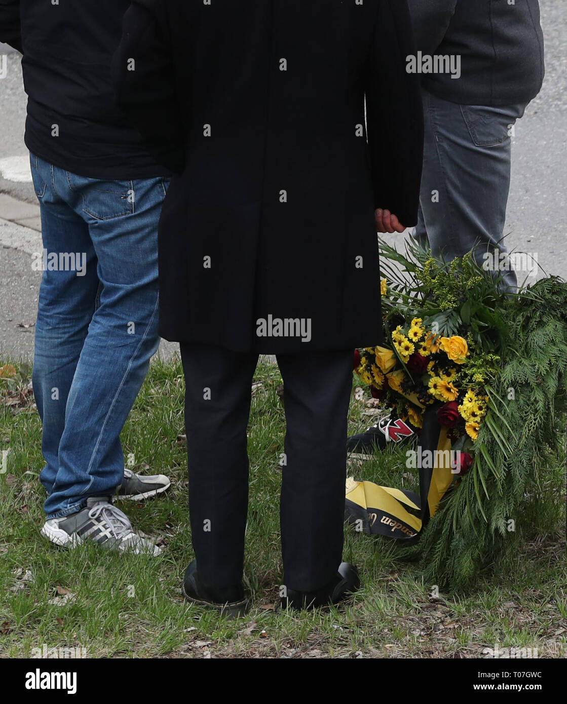 Chemnitz, Deutschland. 18 Mär, 2019. Die Teilnehmer von einem Trauerzug zum Friedhof der Beerdigung von Thomas Haller, einem verstorbenen Fan der Chemnitzer FC, ein regionaler Fussball Liga Team zu besuchen. Zahlreiche Personen aus der rechten Szene wird erwartet, dass sie die Beerdigung des national bekannten Hooligan und Rechtsradikalen zu besuchen. Der Mann aus Chemnitz war der führende Kopf des bisherigen Vereins "HooNaRa" (Hooligans-Nazis Rassisten). Credit: Zentralbild/dpa-Zentralbild/dpa/Alamy leben Nachrichten Stockfoto