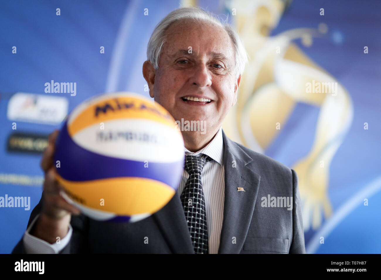 Hamburg, Deutschland. 18 Mär, 2019. Ary S. Graca, Präsident der Welt Volleyball Federation (Fivb), bei einer Pressekonferenz für die Welt Beach-volleyball Meisterschaften in Hamburg. Die FIVB Beach Volleyball WM findet vom 28. Juni bis 7. Juli 2019 in Hamburg. Credit: Christian Charisius/dpa/Alamy leben Nachrichten Stockfoto