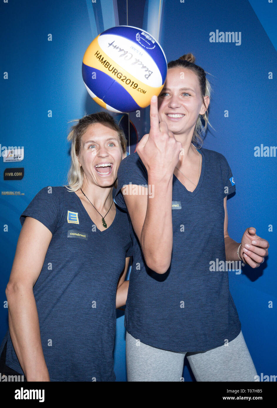 Hamburg, Deutschland. 18 Mär, 2019. Margareta Kozuch und Laura Ludwig (l) vom Strand Volleyball Nationalmannschaft bei einem Fotoshooting nach einer Pressekonferenz am Strand Volleyball Wm in Hamburg. Die FIVB Beach Volleyball WM findet vom 28. Juni bis 7. Juli 2019 in Hamburg. Credit: Christian Charisius/dpa/Alamy leben Nachrichten Stockfoto