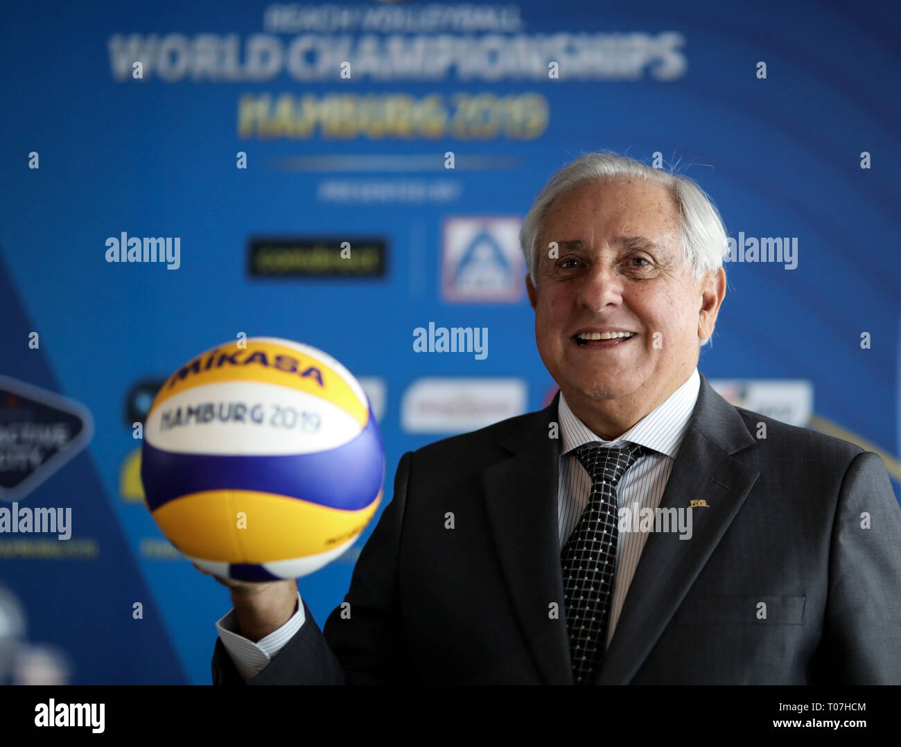 Hamburg, Deutschland. 18 Mär, 2019. Ary S. Graca, Präsident der Welt Volleyball Federation (Fivb), bei einer Pressekonferenz für die Welt Beach-volleyball Meisterschaften in Hamburg. Die FIVB Beach Volleyball WM findet vom 28. Juni bis 7. Juli 2019 in Hamburg. Credit: Christian Charisius/dpa/Alamy leben Nachrichten Stockfoto